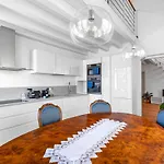 Apartment Clock's 2 Bedrooms & 2 Bathrooms & Big Terrace