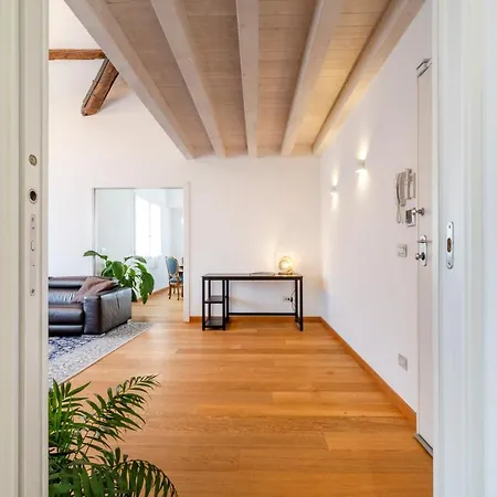 Clock's 2 Bedrooms & 2 Bathrooms & Big Terrace Apartment Lido di Venezia