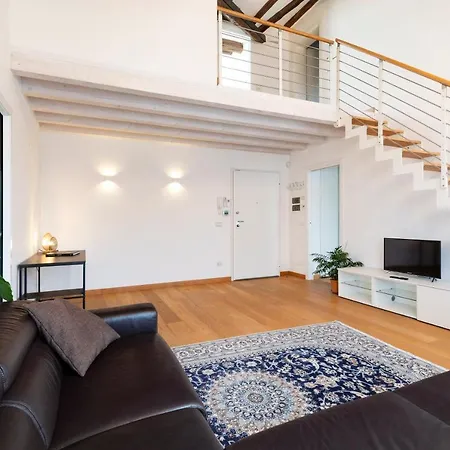 Clock's 2 Bedrooms & 2 Bathrooms & Big Terrace Apartment