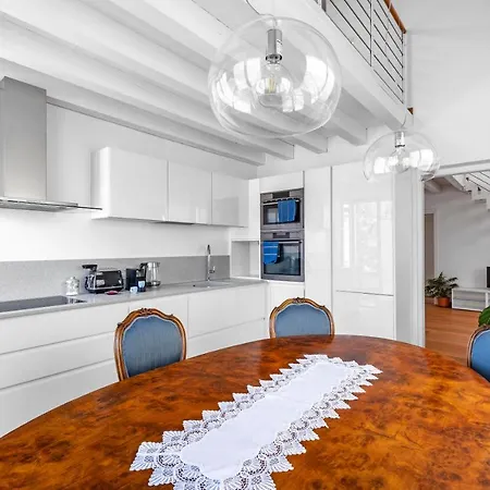 Apartment Clock's 2 Bedrooms & 2 Bathrooms & Big Terrace