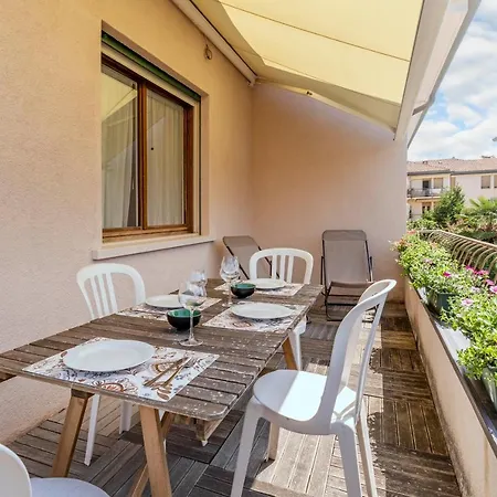 Clock's 2 Bedrooms & 2 Bathrooms & Big Terrace Lägenhet *
