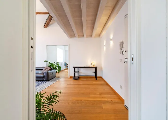 Clock's 2 Bedrooms & 2 Bathrooms & Big Terrace Daire Venedik-Lido