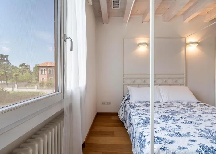 Daire Clock's 2 Bedrooms & 2 Bathrooms & Big Terrace Venedik-Lido